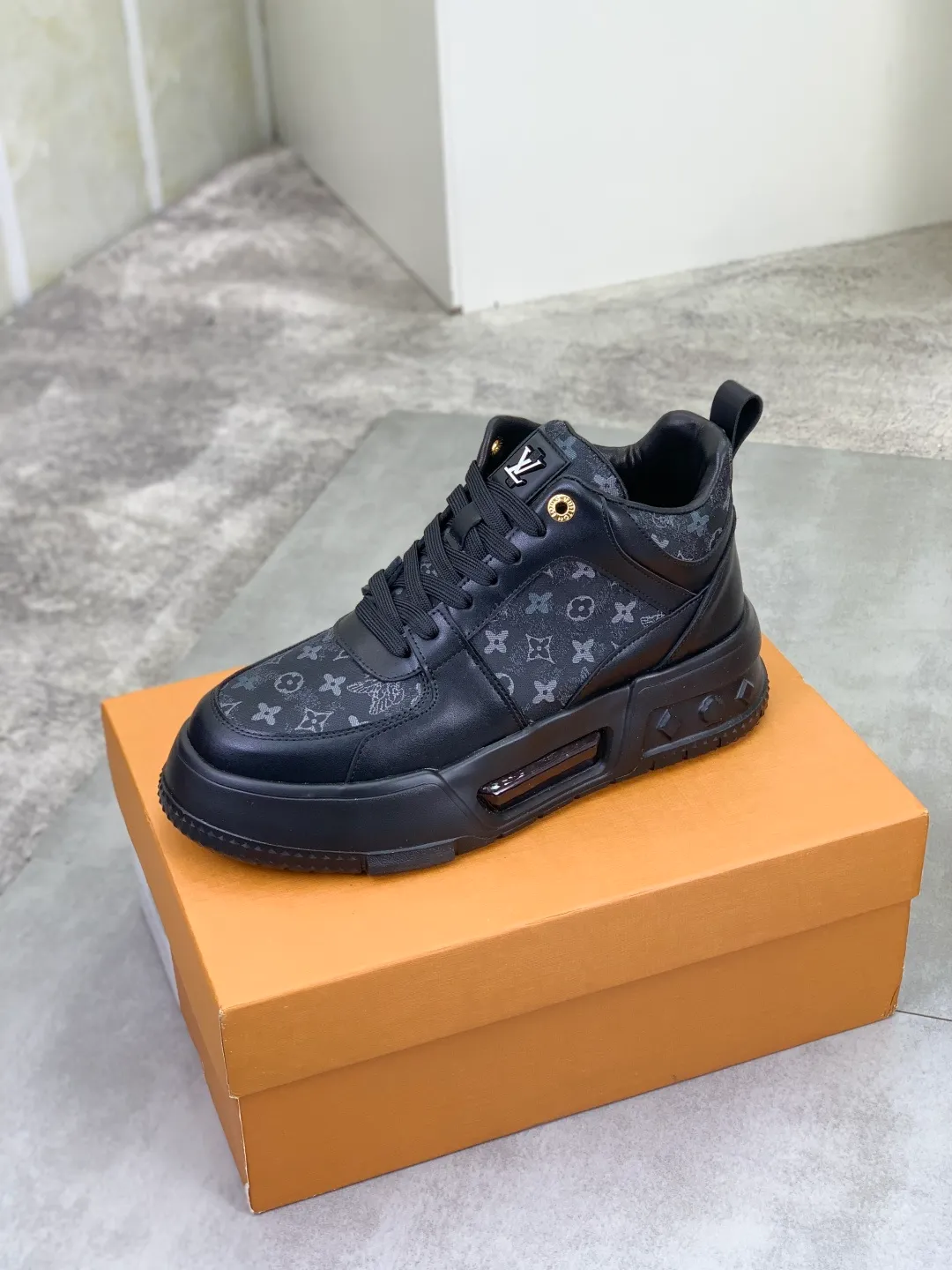 Men's men's shoes 💰P440 new style 💶【LOUIS VUITTON) new high top🍀LV Louis Vuitton *—— LV classic high top trendy shoes! Made of imported original soft calfskin, water-dyed pigskin lining. Original wear-resistant rubber outsole! High quality products! Code number: 38-44 Color: 2️⃣colors available